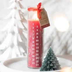 Adventtikynttilä lasiastiassa vanilja punainen