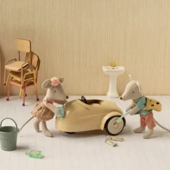 Maileg hiiren auto vehnänkeltainen
